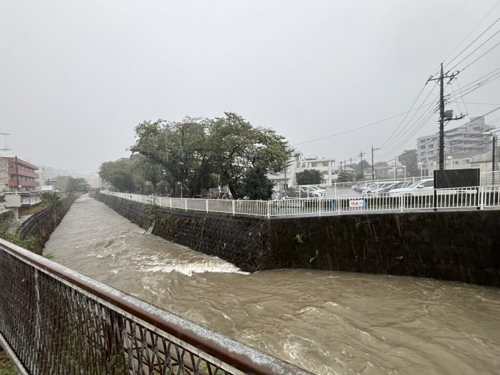 大雨による避難指示が発令されてます。